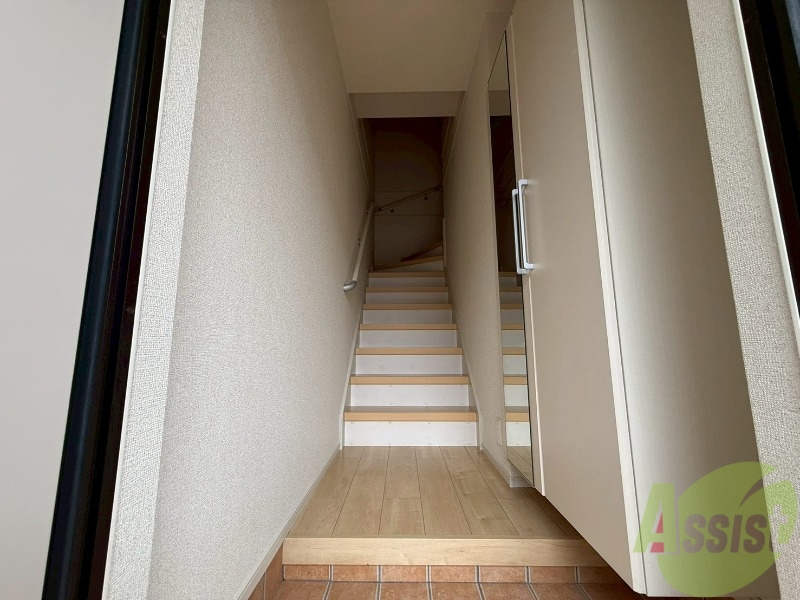 玄関　玄関から撮影しました。階段に手すりがついているのも嬉しい。
