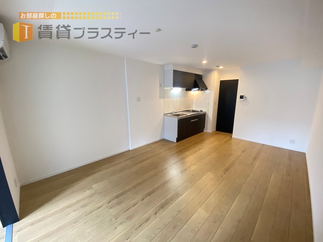 居室・リビング　正方形に近いリビングで家具の配置がしやすいですよ。