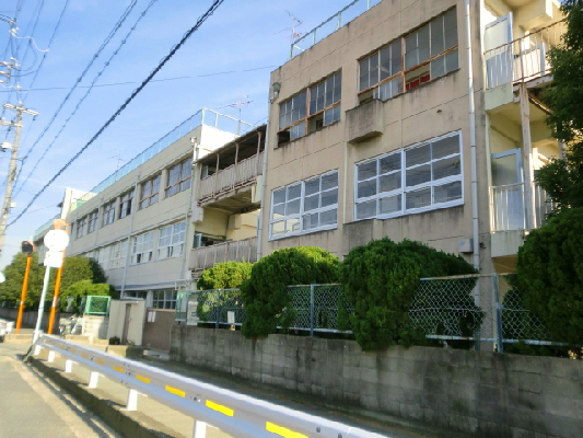 小学校　東大阪市立北宮小学校（小学校）まで995m