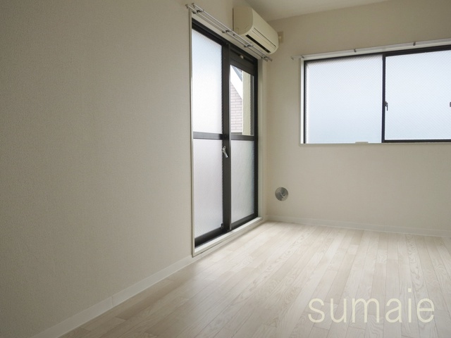 居室・リビング　2面採光のお部屋です♪