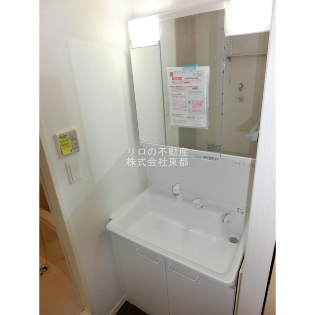 洗面設備　洗面台は人気の独立タイプ！毎日のお出かけ準備もラクラクです