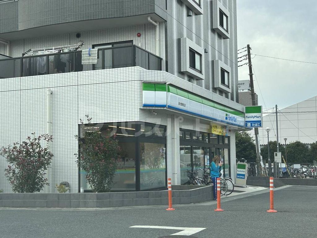 コンビニ　ファミリーマート西大宮駅南口店（コンビニ）まで90m
