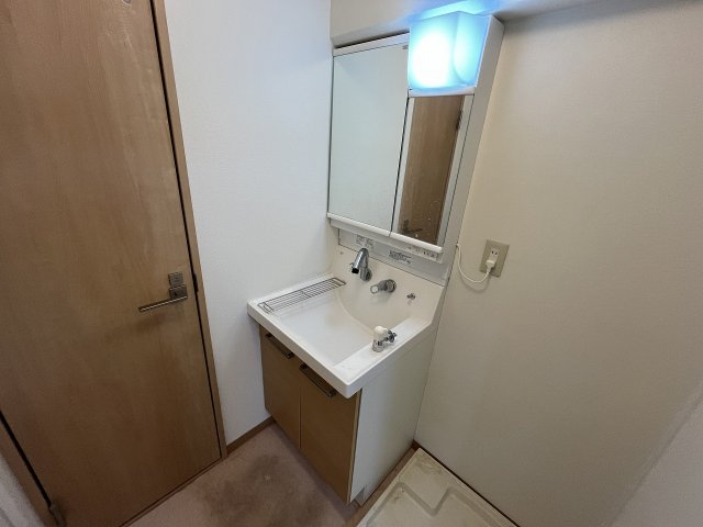 洗面設備　明るい洗面所です
