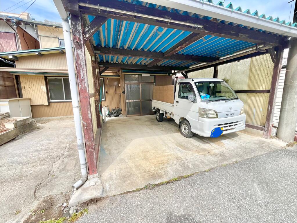 建物外観　屋根付き駐車場2台分付き！雨の日の乗り降りも快適です