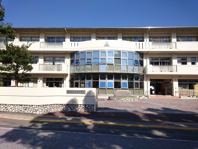 中学校　高知市立城西中学校（中学校）まで892m