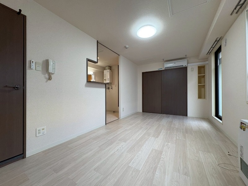 その他部屋・スペース　木目のフローリングは落ち着きのある印象のお部屋になりますね。
