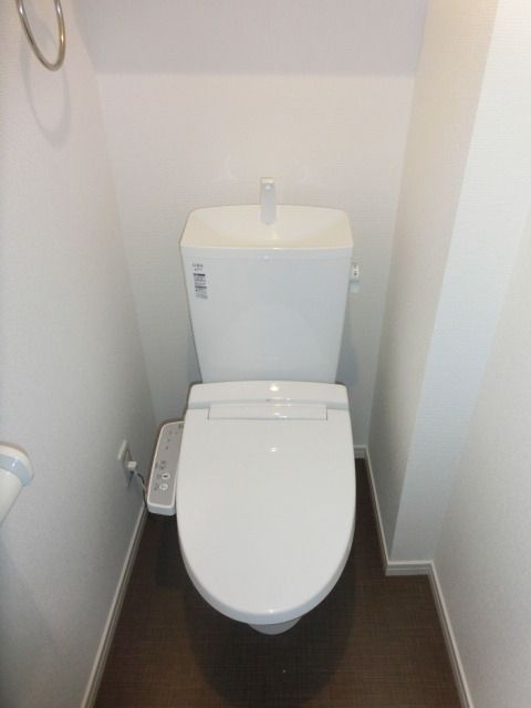 トイレ　シャワートイレ付き