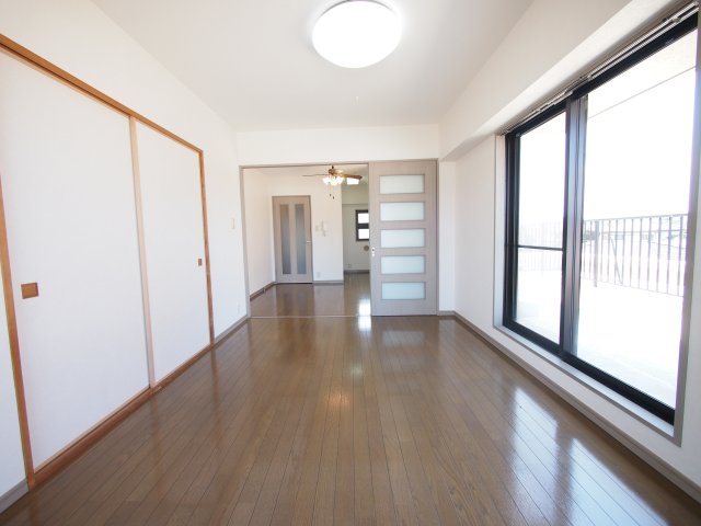 居室・リビング　角部屋、窓が多くて明るい居室