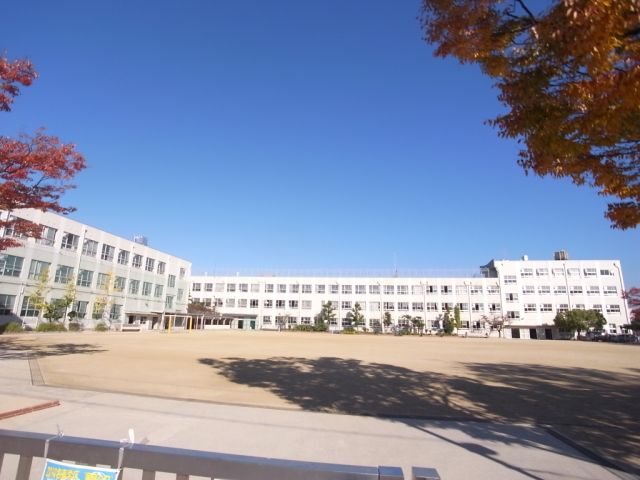 小学校　市立名東小学校（小学校）まで250m