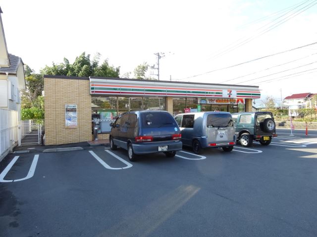 コンビニ　セブンイレブン（コンビニ）まで740m