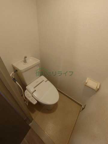 トイレ　別部屋の参考写真となります。