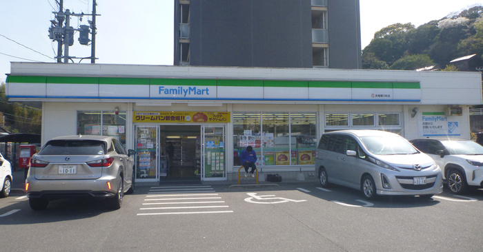 コンビニ　ファミリーマート折尾堀川町店（コンビニ）まで248m