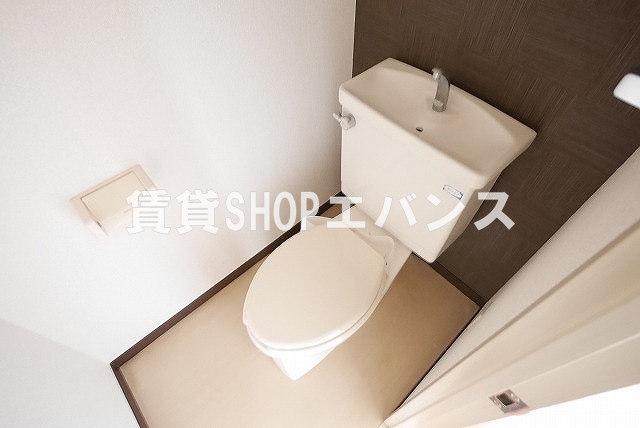 トイレ　落ち着いた色調のトイレです