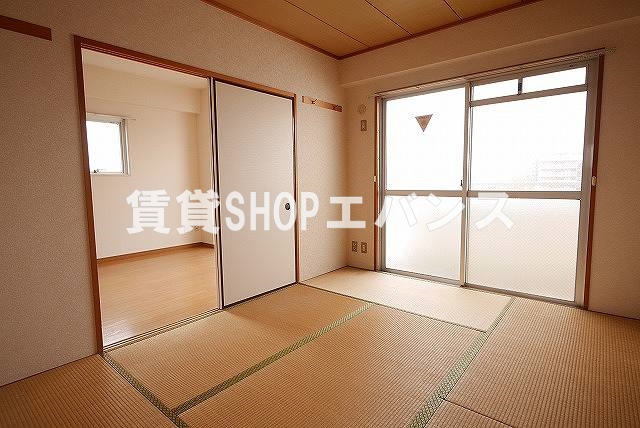 その他部屋・スペース　落ち着いた色調の寝室です