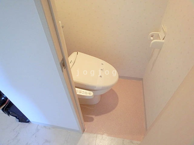 トイレ　嬉しい温水洗浄便座付きのトイレです。
