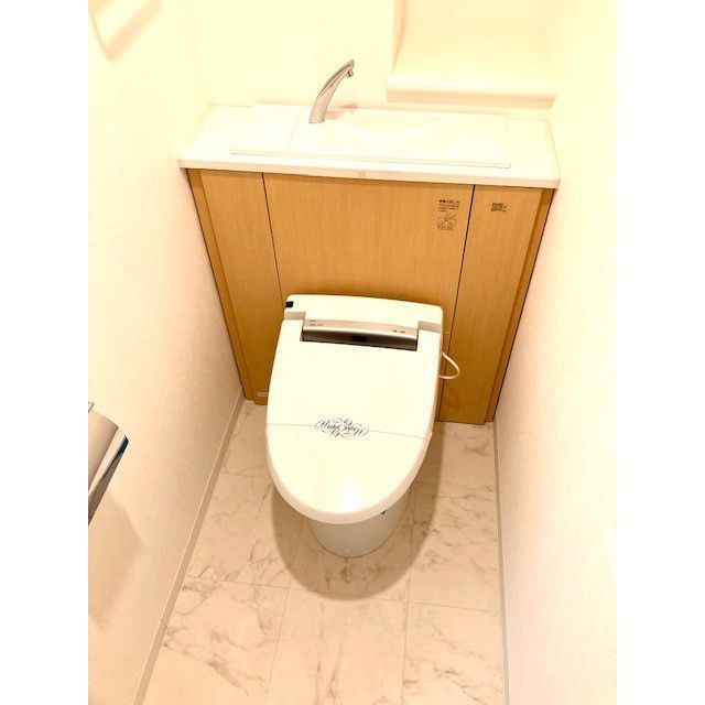 東京メトロ銀座線 外苑前駅 徒歩4分 6階建 築18年のトイレ写真