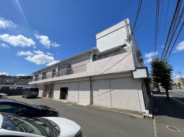 建物外観　１Fは店舗になっています！２Fの角部屋のご紹介です！