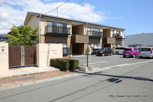 【長野市稲里町中央のアパートの建物外観】