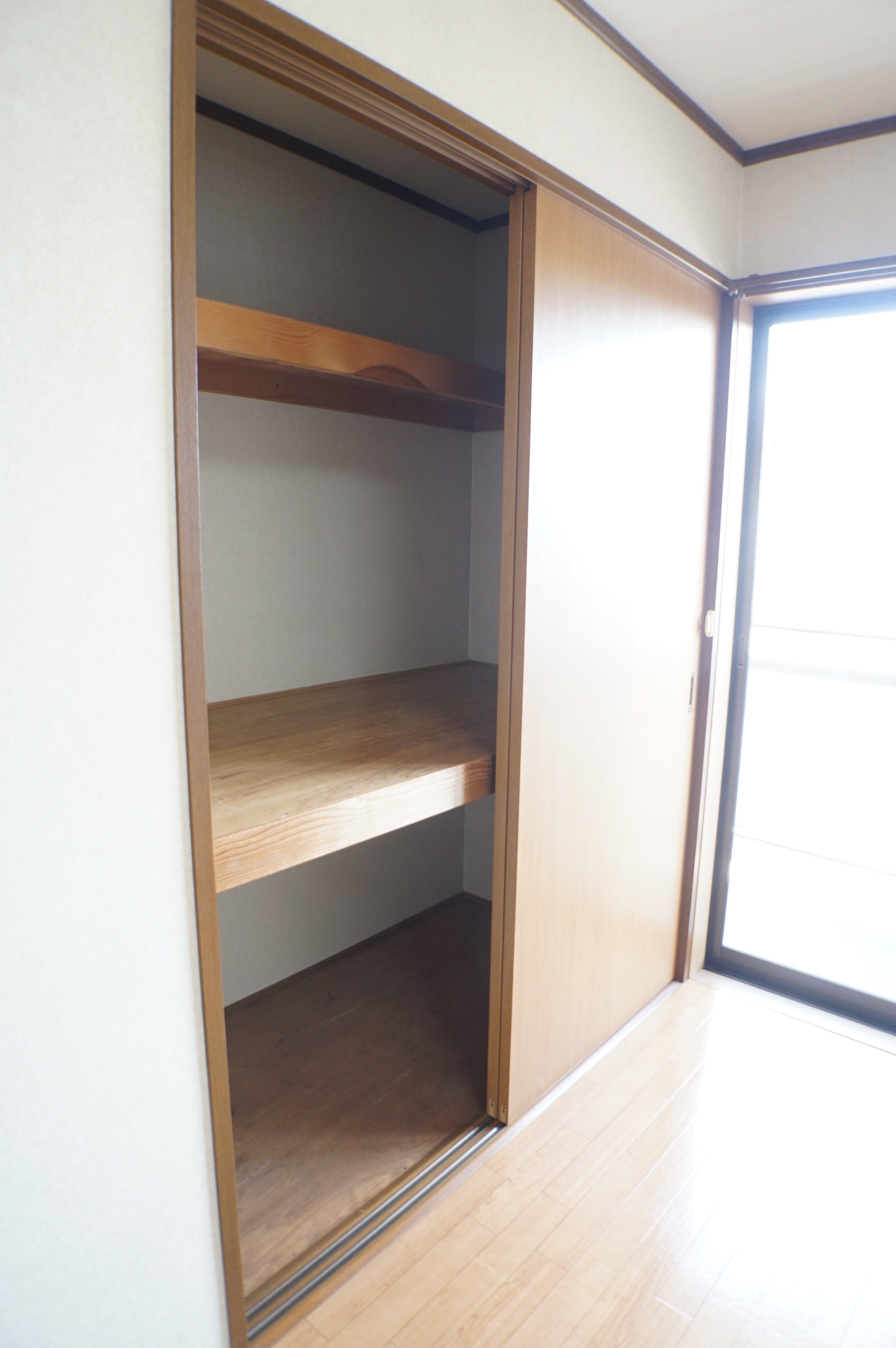 収納　東南洋室押し入れ