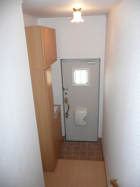 玄関　202号室の写真を掲載しております。