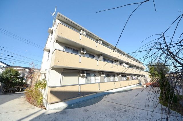 【上尾市本町のアパートの建物外観】