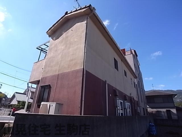 【生駒市中菜畑のアパートの建物外観】