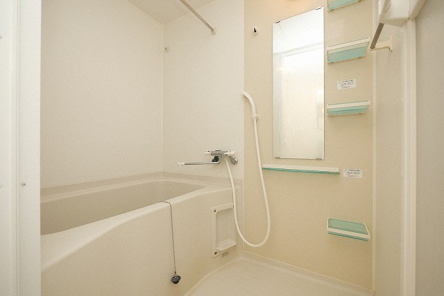 バス・シャワールーム　コンパクトで使いやすいお風呂です