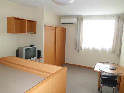 居室・リビング　メイプルカラーの建具が印象的な居室。