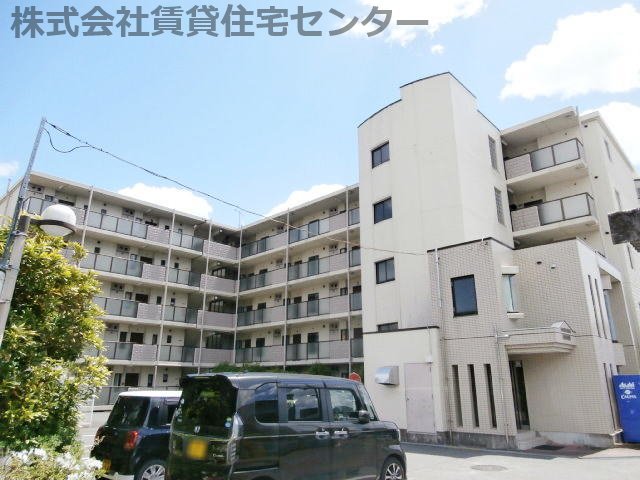 【シャルル岩出の建物外観】