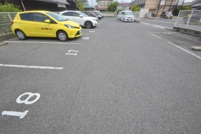 【岡山市北区庭瀬のマンションの駐車場】