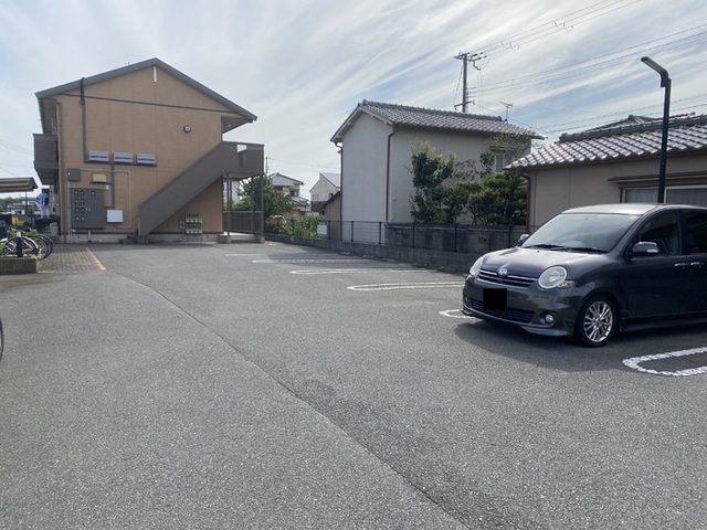 【姫路市網干区坂上のアパートの駐車場】