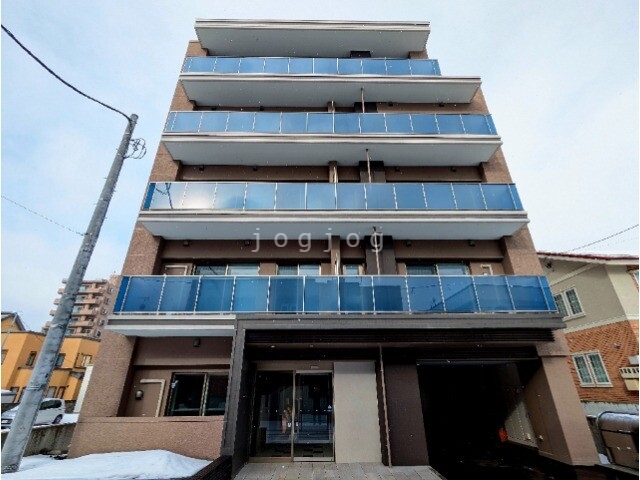 札幌市中央区南十七条西のマンションの建物外観