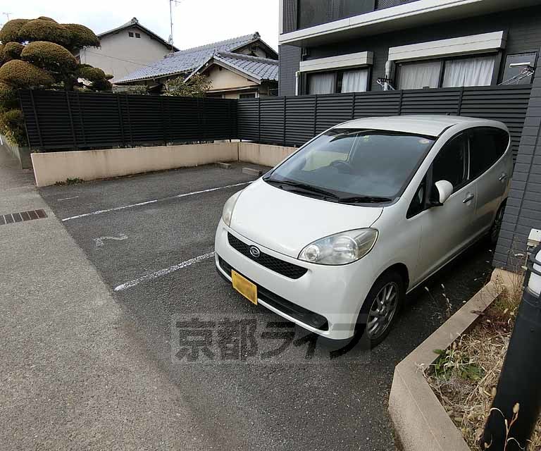 【長岡京市天神のアパートの駐車場】