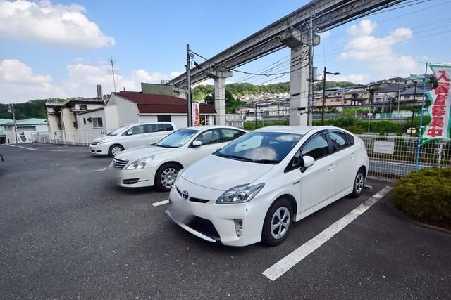 【ホワイトレジデンスの駐車場】