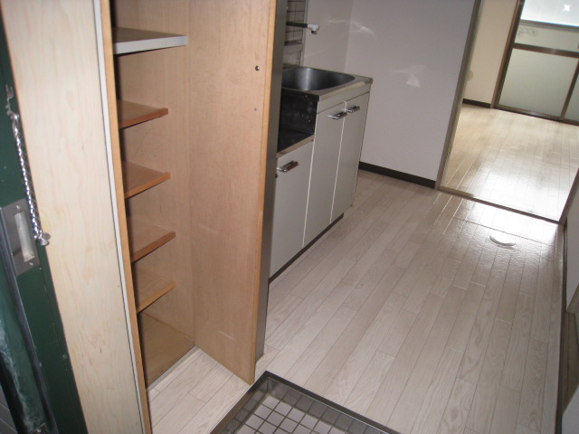 玄関　※別のお部屋の写真の為、現況を優先とさせて頂きます。