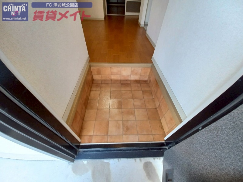 玄関　同物件別室反転写真