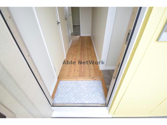 玄関　同物件他号室の写真です