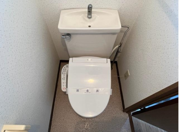 トイレ　便利な温水洗浄便座完備。