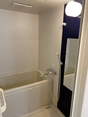 バス・シャワールーム　鏡の横に置場有