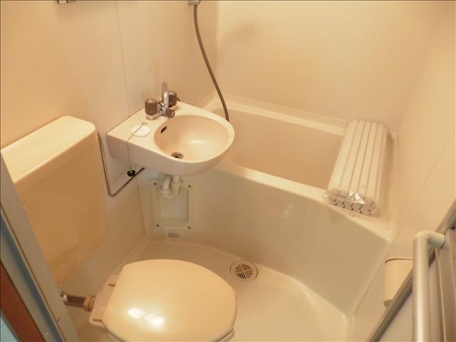 バス・シャワールーム　清潔感あるユニットバス！