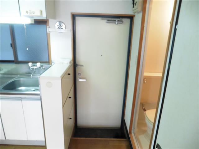 玄関　玄関横に下駄箱があります！