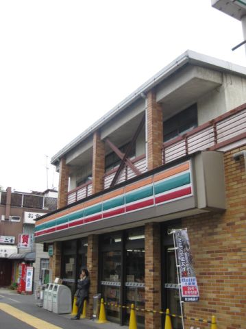コンビニ　セブンイレブン（コンビニ）まで230m