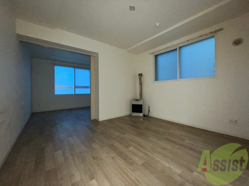 居室・リビング　木目のフローリングは落ち着きのある印象のお部屋になりますね。