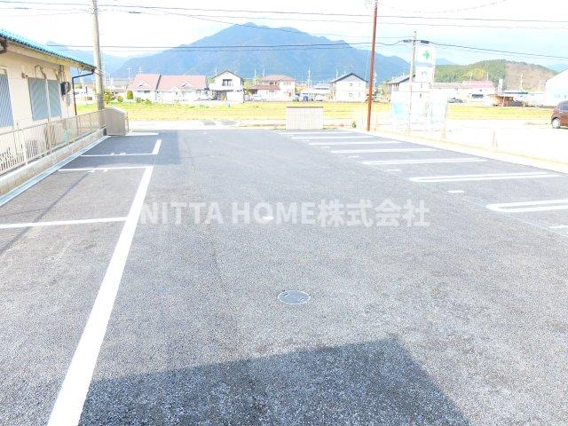 駐車場　駐車場１台無料付きです☆