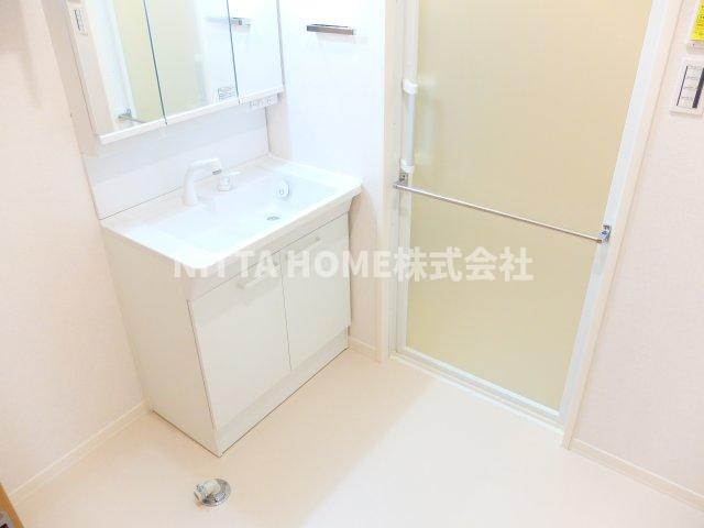 洗面設備　三面鏡のシャワー付き洗面台◆