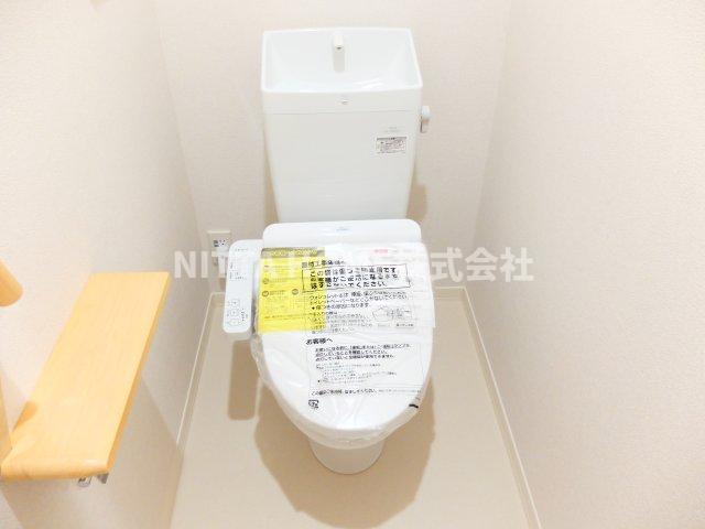 トイレ　暖房洗浄付きのトイレです◎