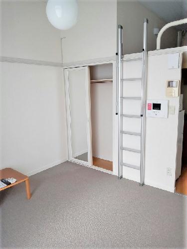 居室・リビング　備品は部屋ごとに異なります。１Ｆはフローリング。