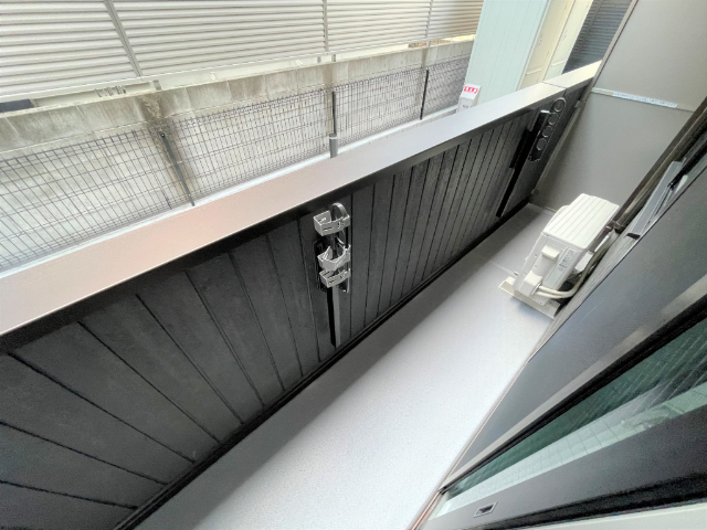 バルコニー　洗濯物を干すのに十分なスペースがございます。