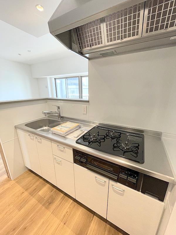 キッチン　システムキッチン・グリル付き３口ガスコンロ