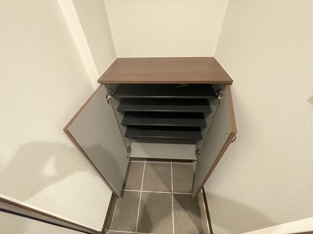 玄関　同施工会社の別物件の画像を使用しております。